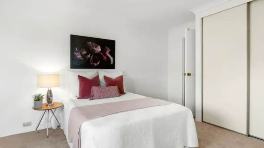 Bright 2 Bedroom Apartment Near Optus Stadium view 2