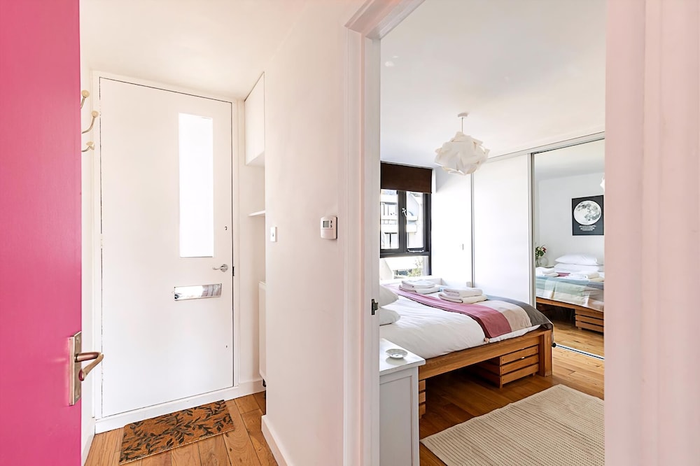 Bright Flat For 2 in Dartmouth Park