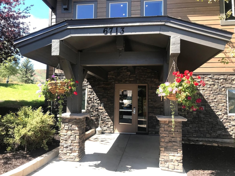 KBM Resorts Crestview Condos Spacious Condo Near Olympic Park With gas Fireplace, Year-round Pool, hot Tub, City Wide Shuttle Access. Cvc-308b