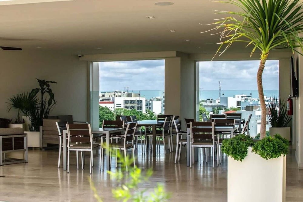 1 Br Steps From the Beach Roof w Ocean View