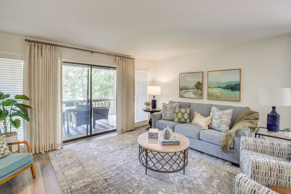 1 Mi to Boating: Pool-view Haven in Lake Hamilton!