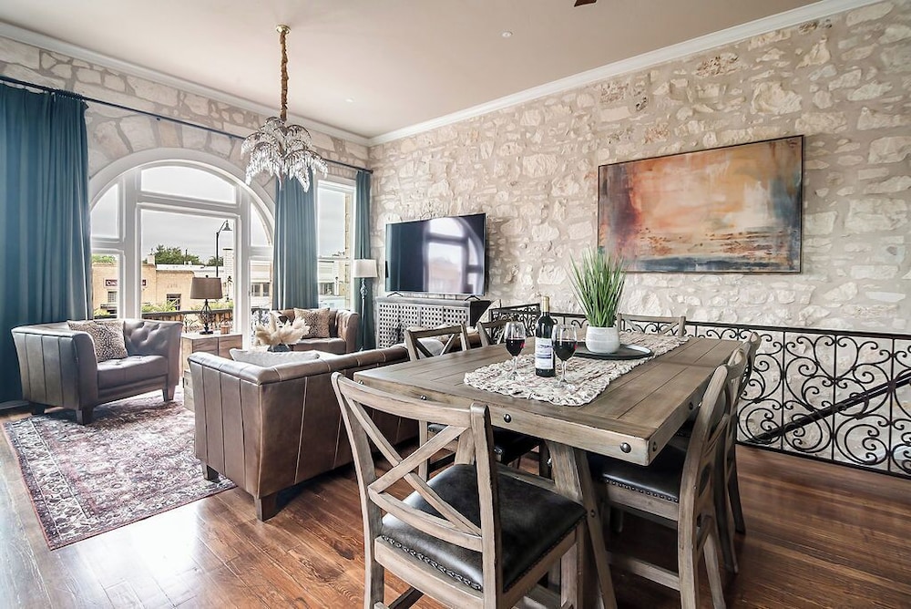 The Bank on Main St - Historic Luxury Suite W/rooftop Deck Overlooking Main Street
