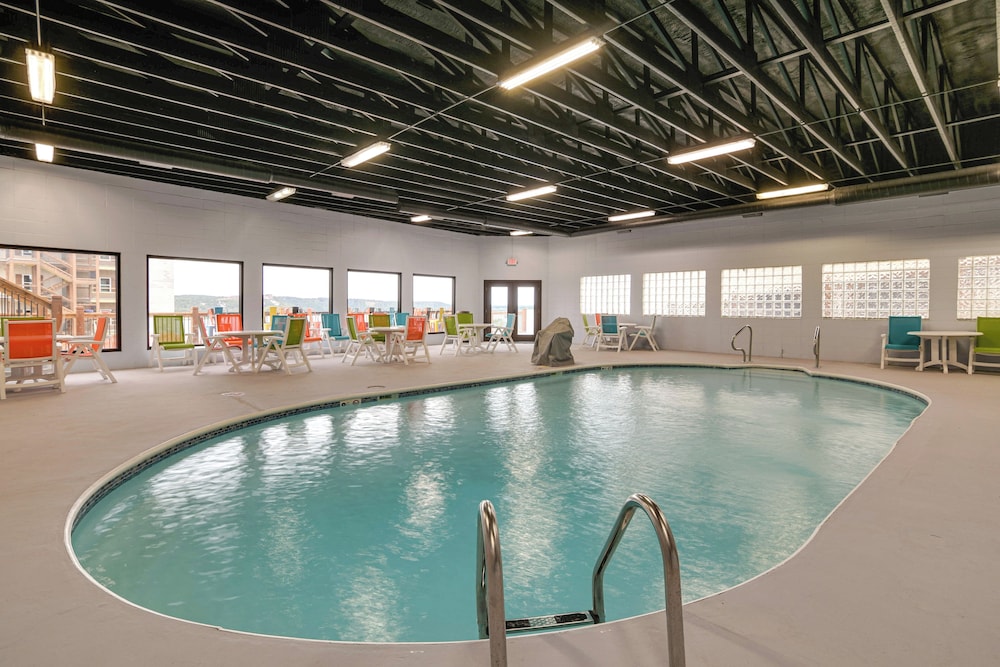 Table Rock Lake Retreat: Steps to Water & Pools!
