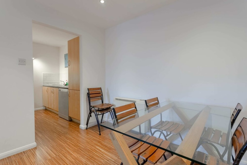 A Spacious 2 Bedroom Apartment In Aldgate East