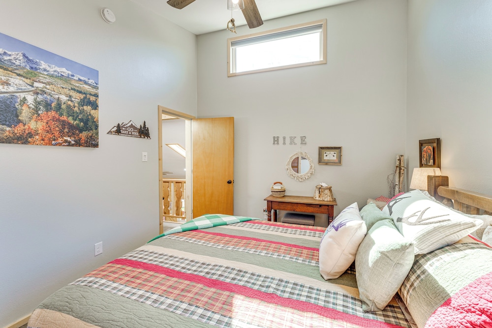 < 1 Mi to Skiing: Family-friendly Red River Haven