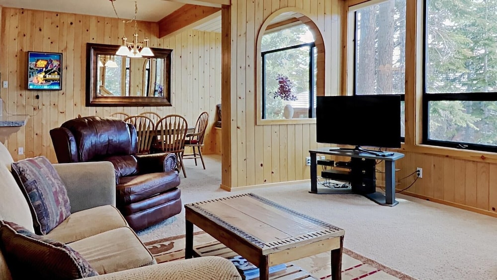 3 Outdoor Spas, Pool, Sauna and Free WiFi and Parking - Unit 531 at 1849 Condos - Slopeside by RedAwning