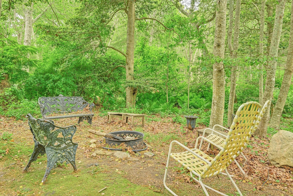 20-acre Hamptons Nature Escape w/ Hot Tub & Pool
