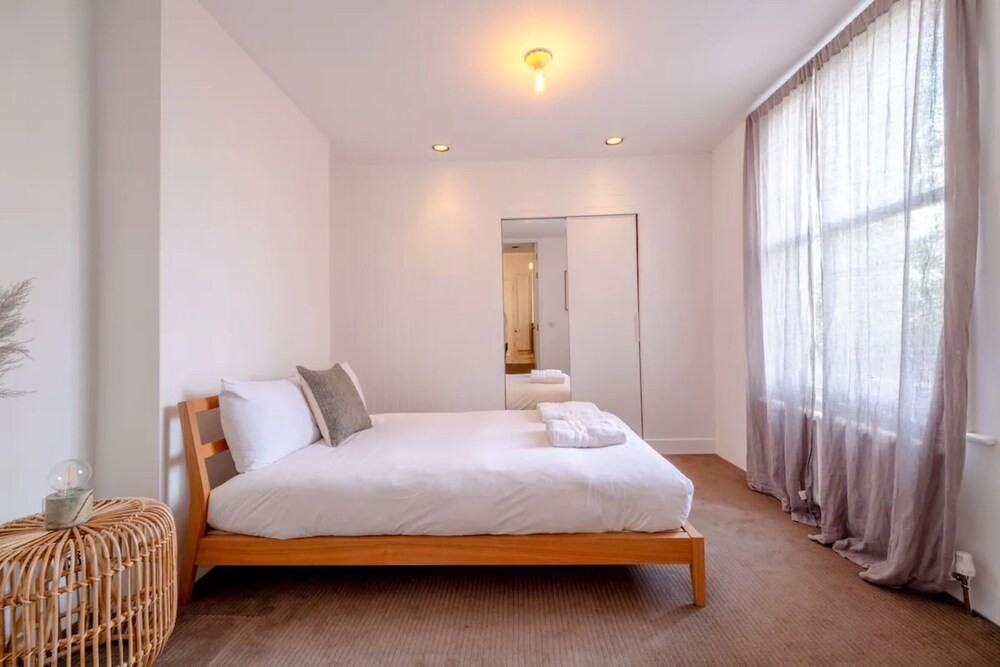 Stylish & Light Victorian 2BD Flat - Holland Park