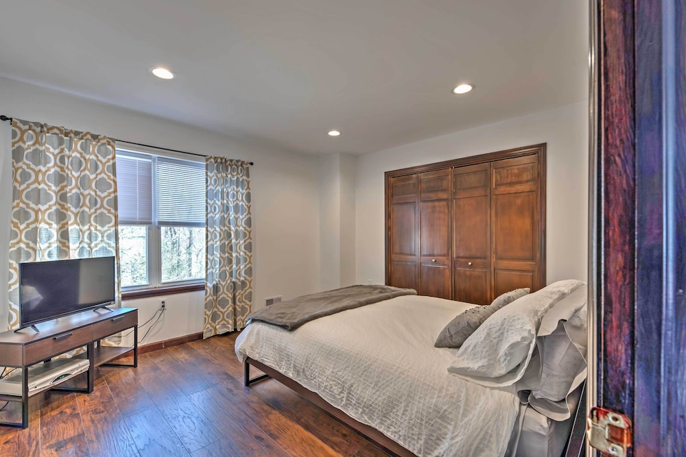 Tannersville House: Bar & Deck, 2 Mi to Ski Resort view 5