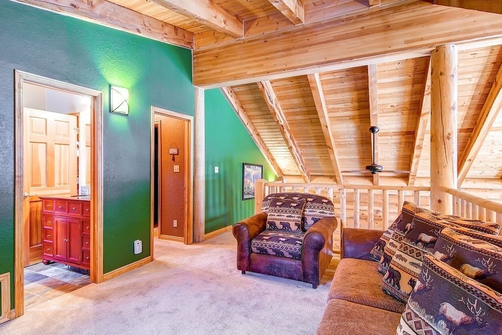 Snowshoe 4 Bedroom Home by RedAwning