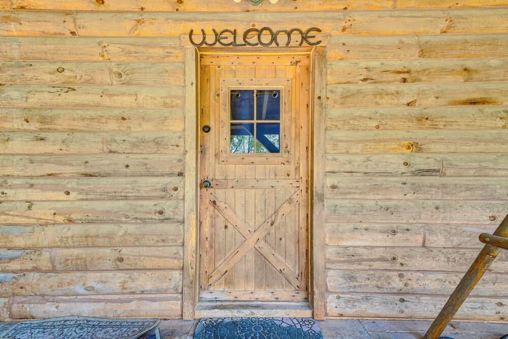 Bellevue Log Cabin w/ Gas Grill & Creek Access