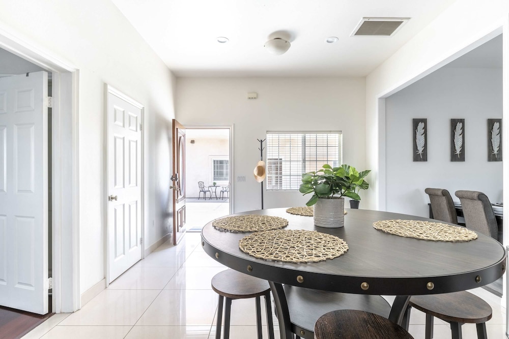 Elegant Retreat Modern Comforts, Prime Location