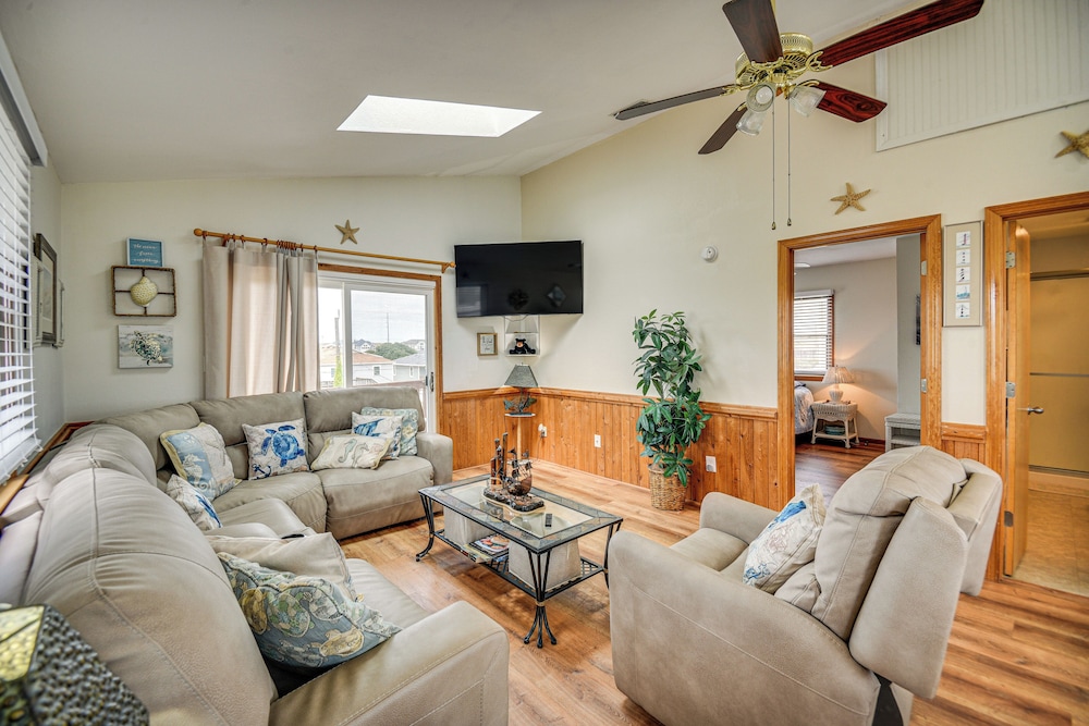 Walk to Beach + Restaurants: Outer Banks Retreat