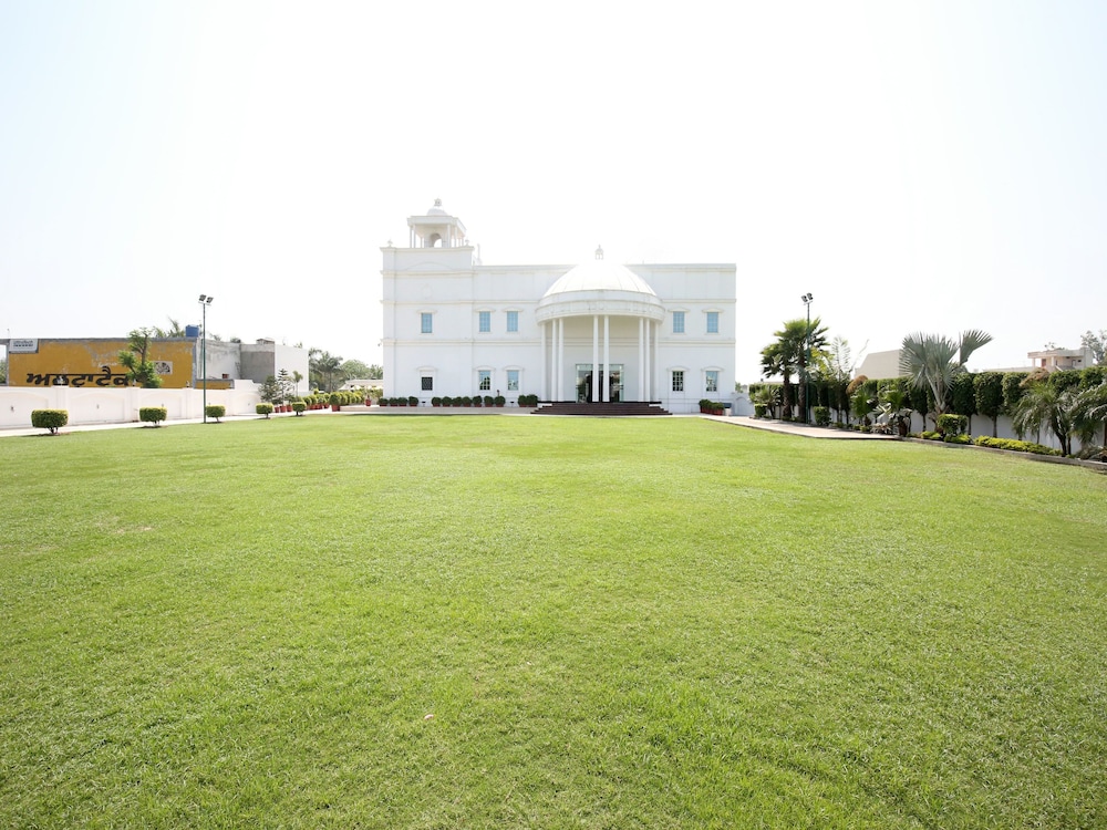 OYO 12989 White Diamond Hotel