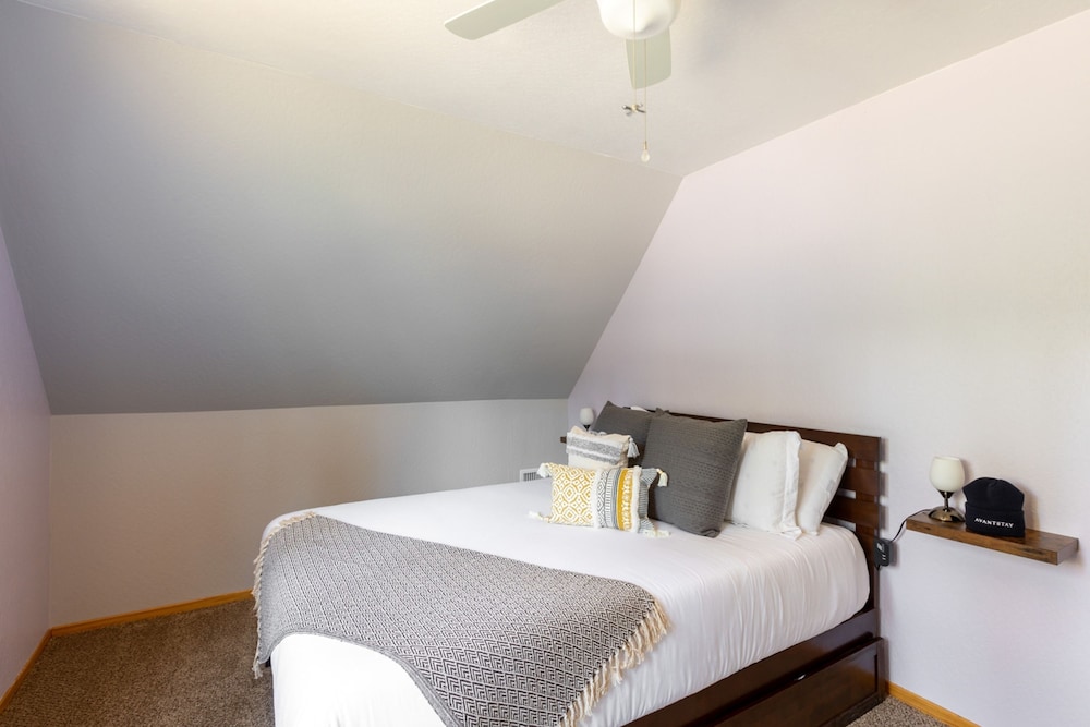 Sweet Pine by Avantstay Cozy Character Cottage in Tahoma