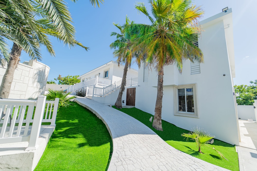 Hotel Le Bleu Bed and Breakfast - Image 1