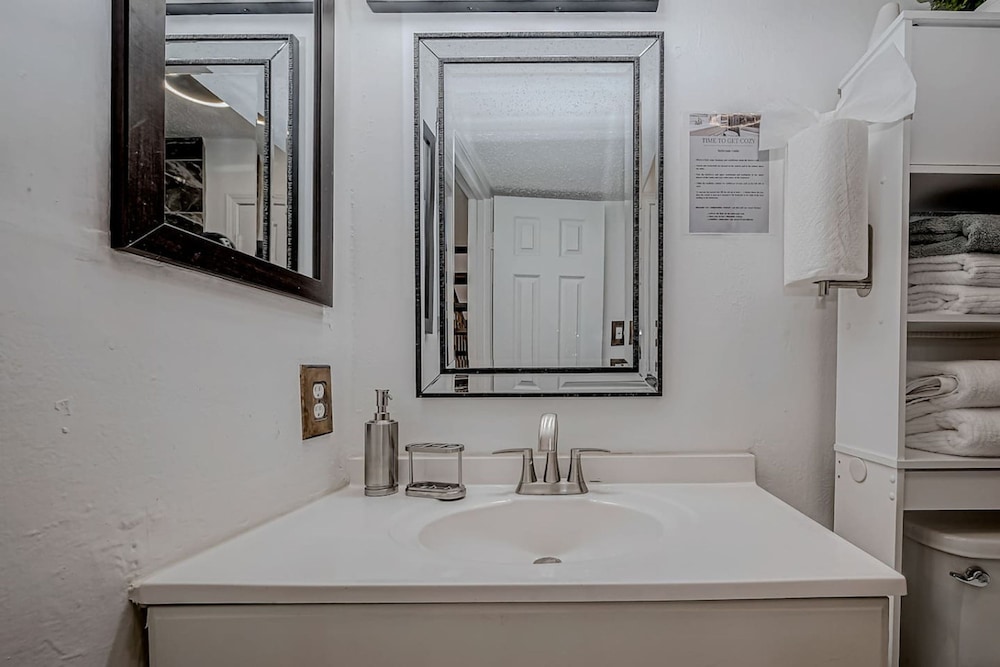 Upscale 1BR Condo in Med Center