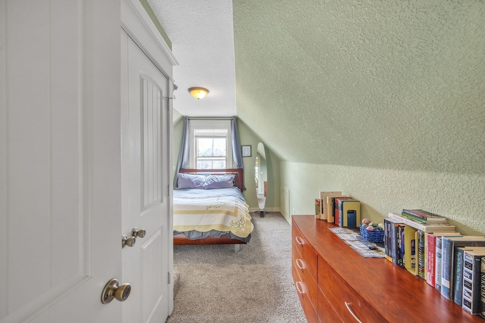 Stylish 2-story Home - Perfect Denver Location 2 Bedroom Home