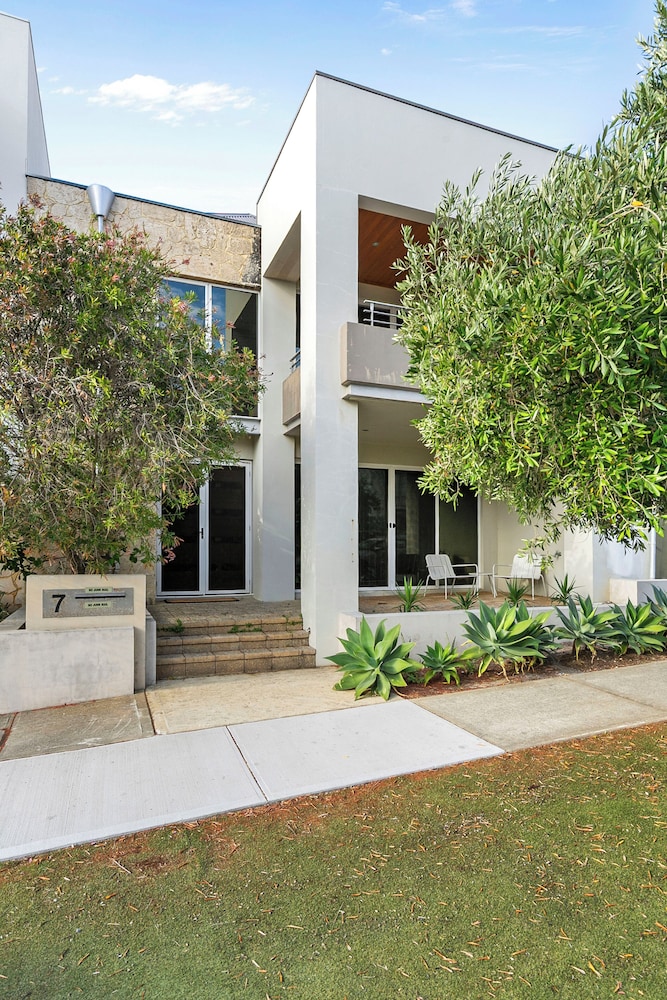 Walk to Beach Coastal Home in Coogee