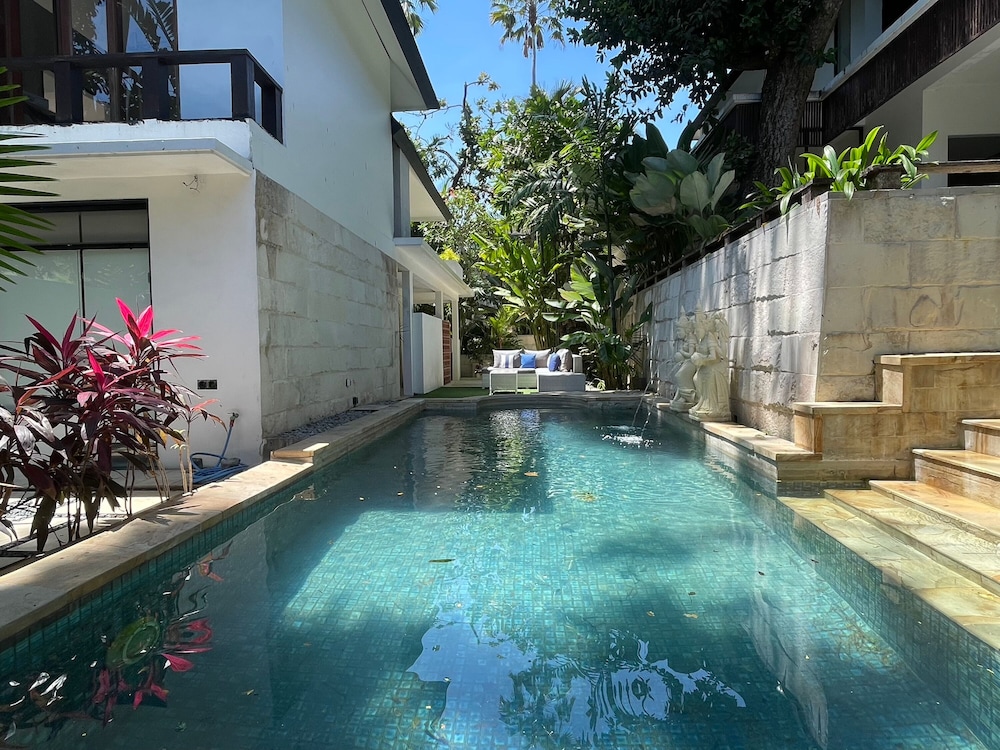 Martini Suites & Villa