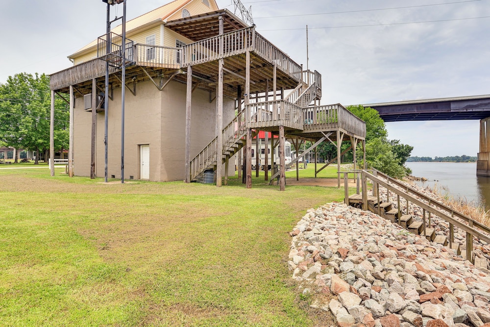 Tennessee River Retreat: Multi-level Deck & Views