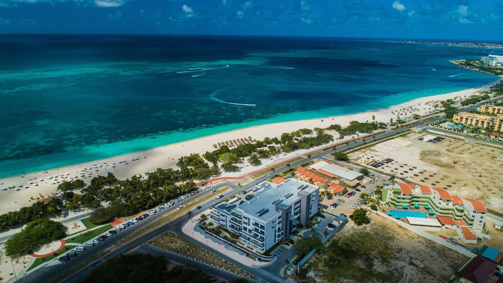 Beachfront Luxury NEW 3br2 5BA Condo Eagle Beach