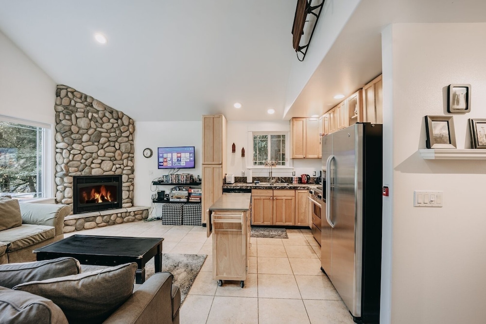 01sl - Hot Tub - Pet Friendly - Bbq - Sleeps 8 3 Bedroom Home by RedAwning