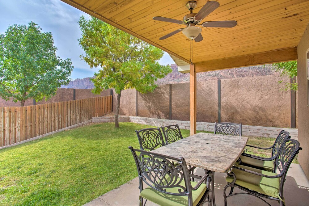 Modern Moab Townhome With Shared Pool & Hot Tub!
