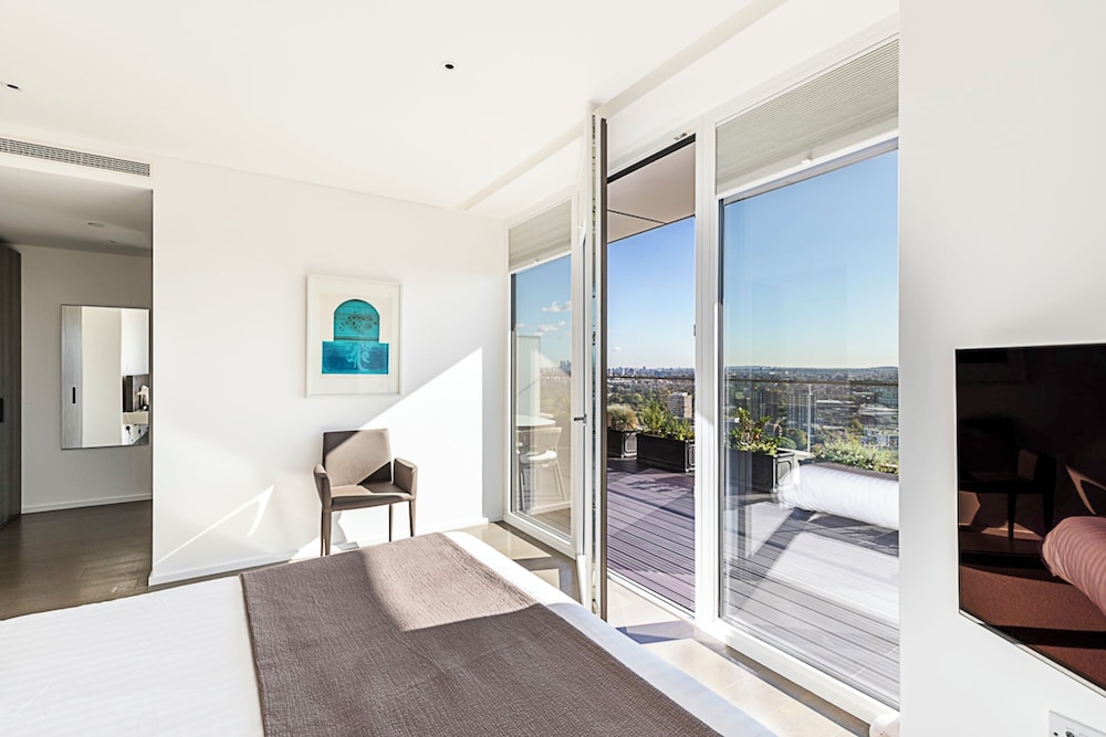Luxurious 3-bed Sky-high Battersea Gem