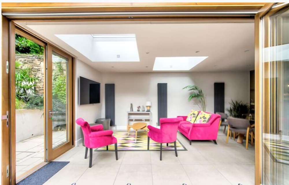 JOIVY Ultra Luxe 3BR home near Princes St view 3