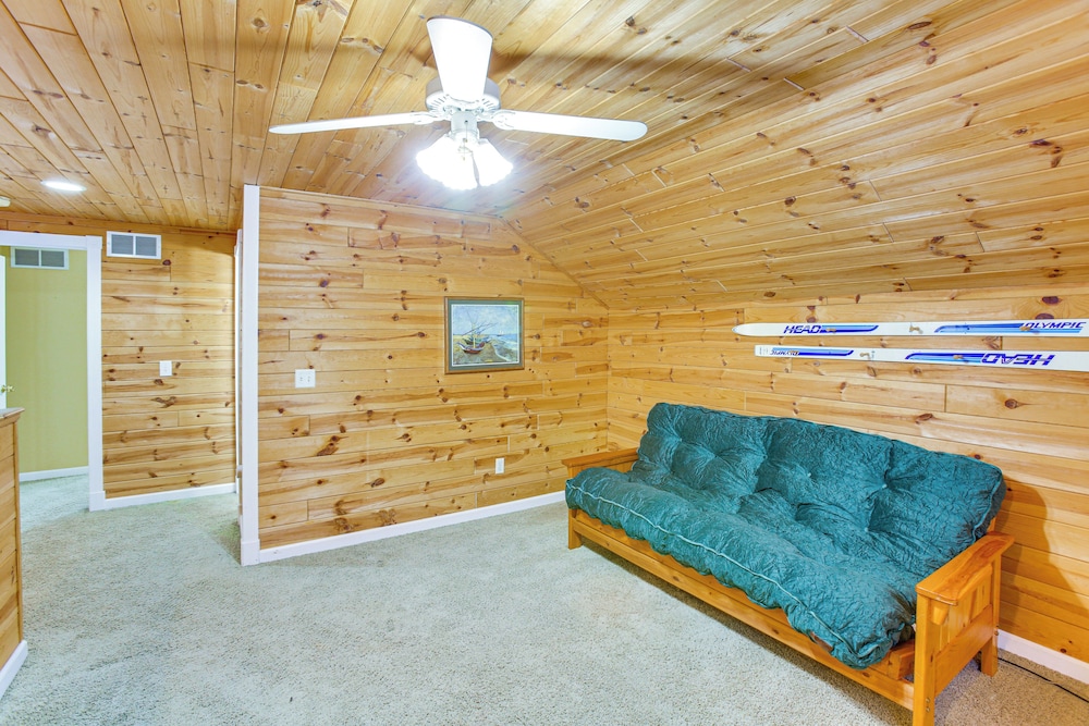 < 1 Mi to Snowmobile Trails: Cozy Cadillac Retreat