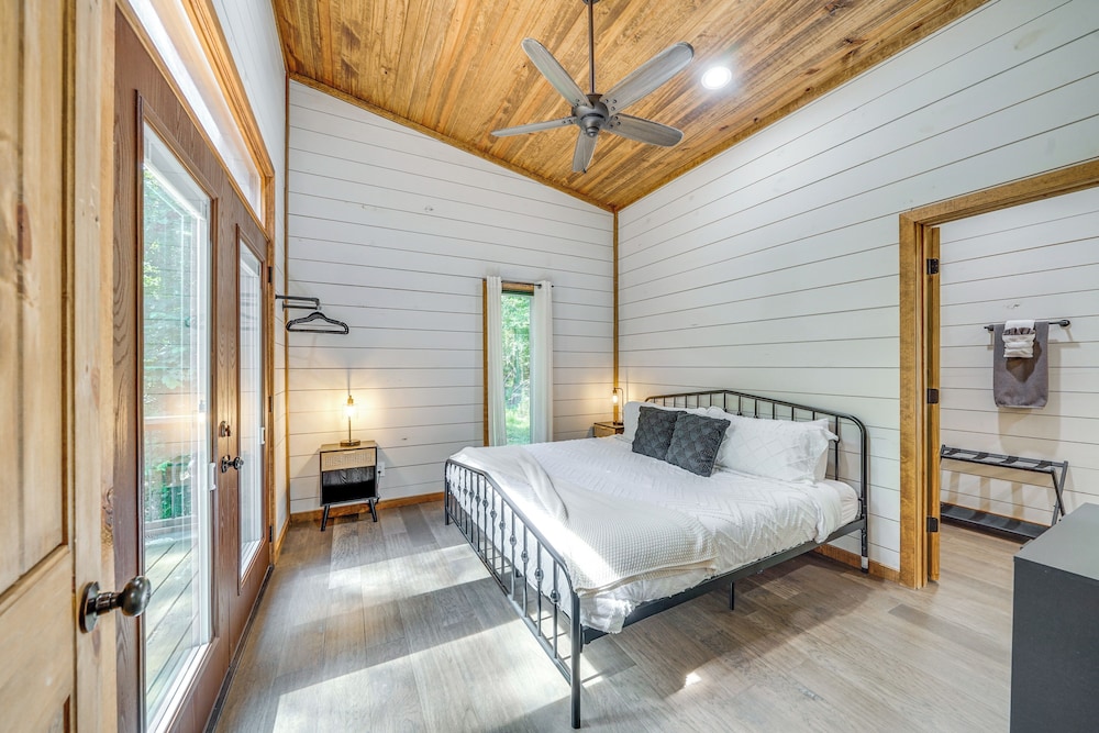 Creekside Cabin w/ Views & Hot Tub in Broken Bow