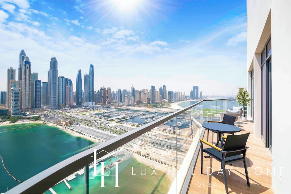 LUX The Marina Vista Beachfront Suite 2