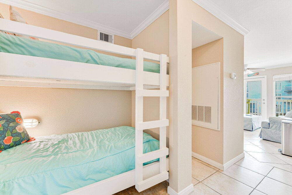 Seascape 1214 Studio Bedroom Condo by RedAwning