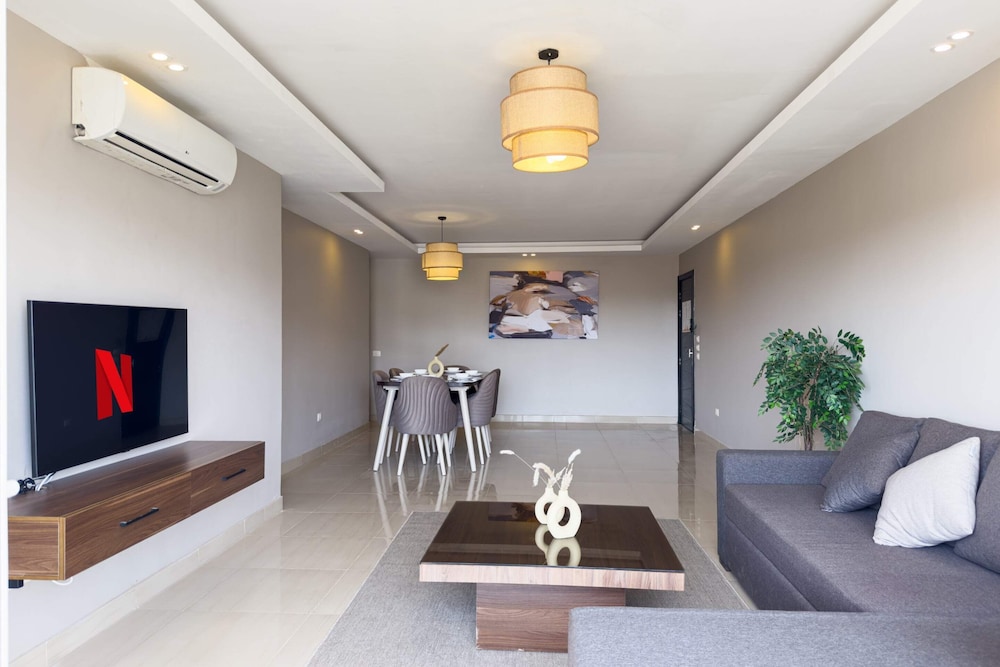Flattering 2bdr - 5 min to Airport