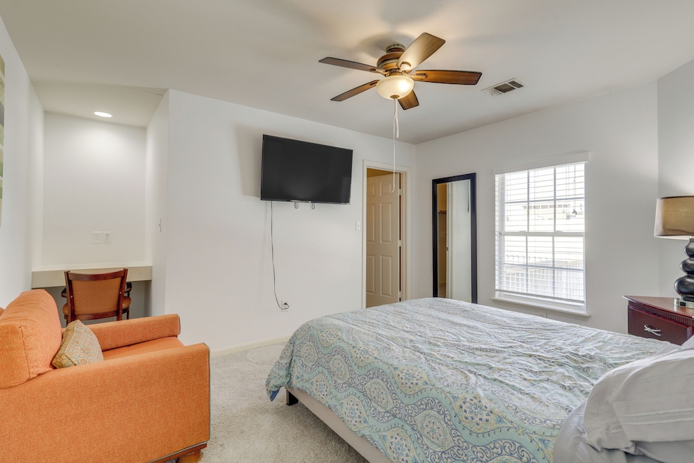 Pool Table & Patio w/ Bar: Spacious Houston Gem!