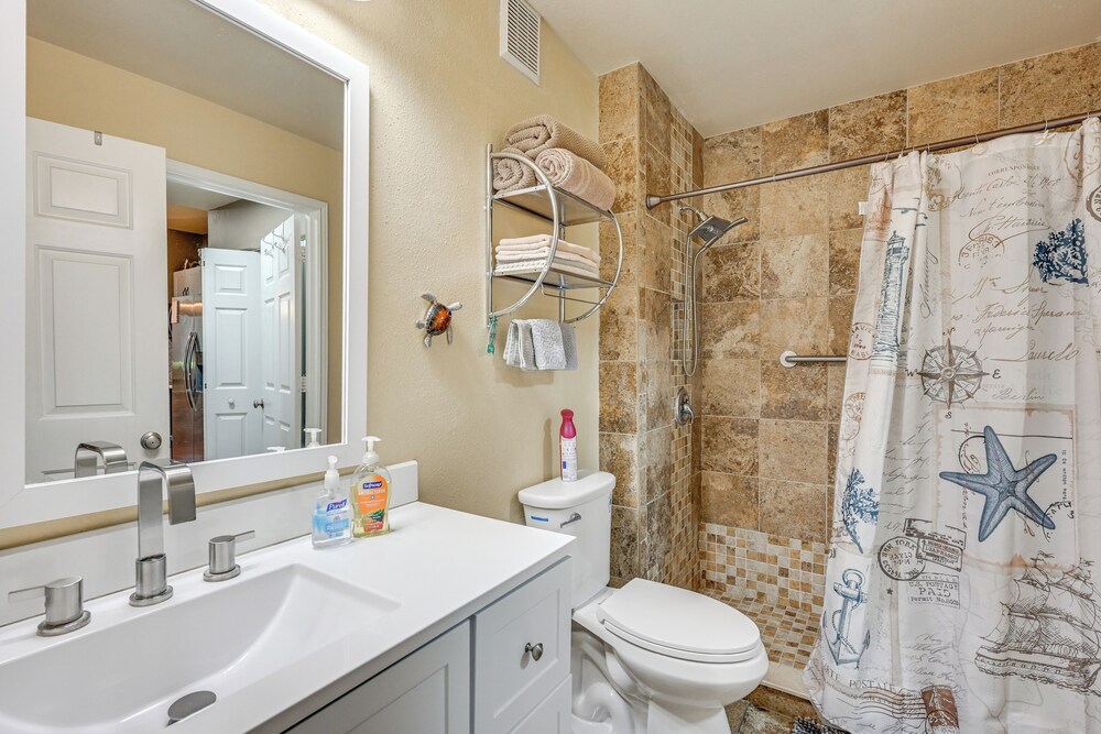 4 Mi to Clearwater Beach: Apt w/ Community Pool!