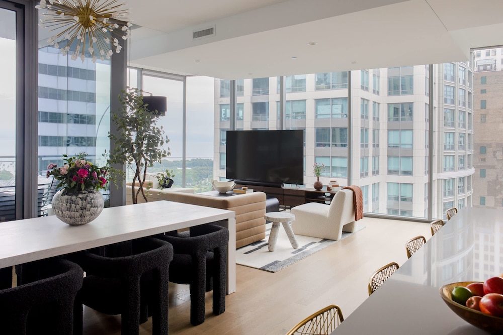 Luxury Downtown PH Bean Lake Views