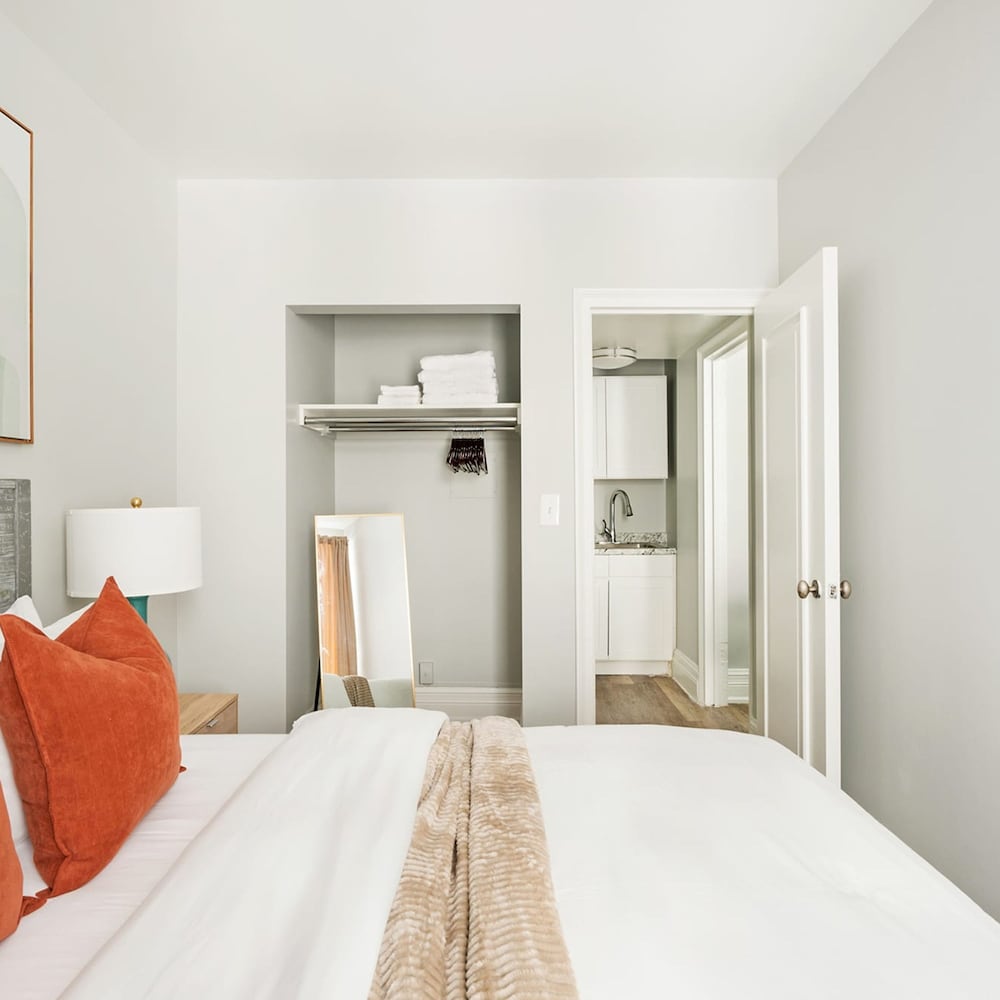 73-406 New 1BR 1bth UWS Doorman Gym