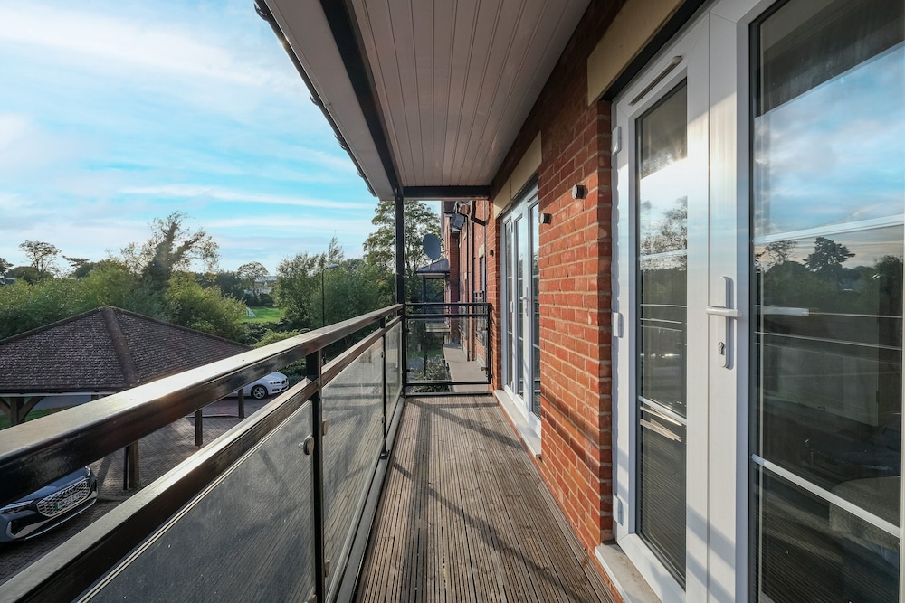 Spacious 6 Bedroom House in Denton Way