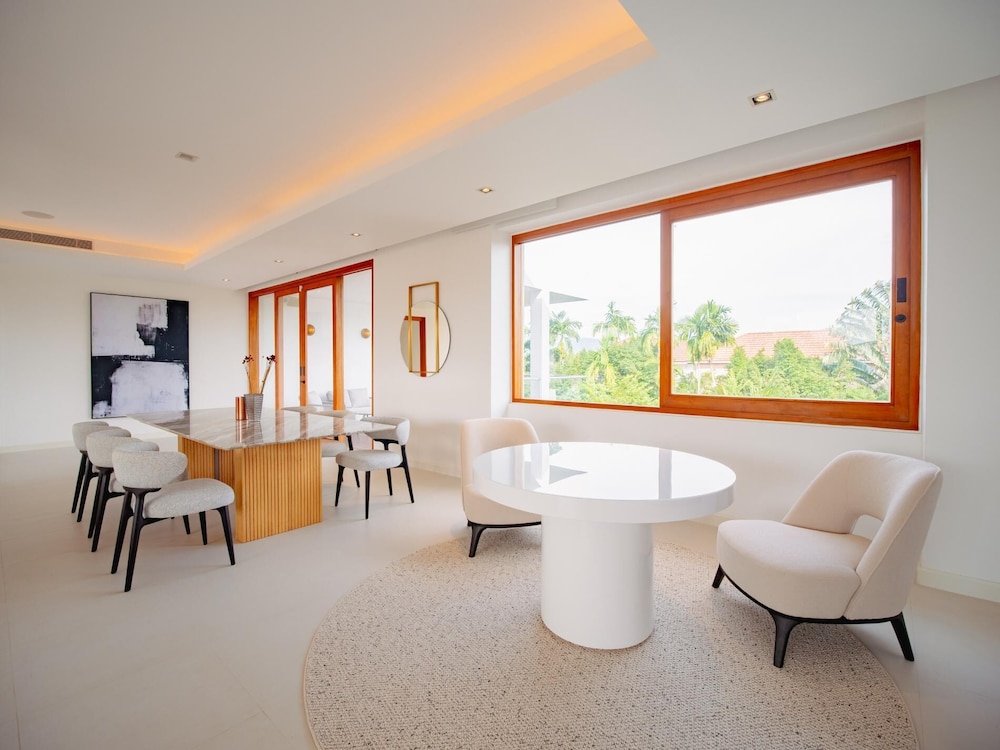 Luxurious 5bedroom White Estate Villa Private Lake