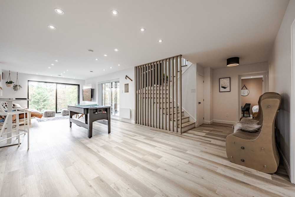 Valhalla - Scandinavian Style Chalet Directly on the Lake With Upscale Amenities and Private hot tub