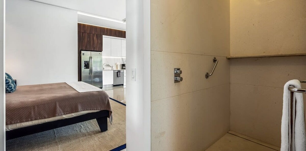 Stylish King-bed Unit - Pool - Ocean View - Gym