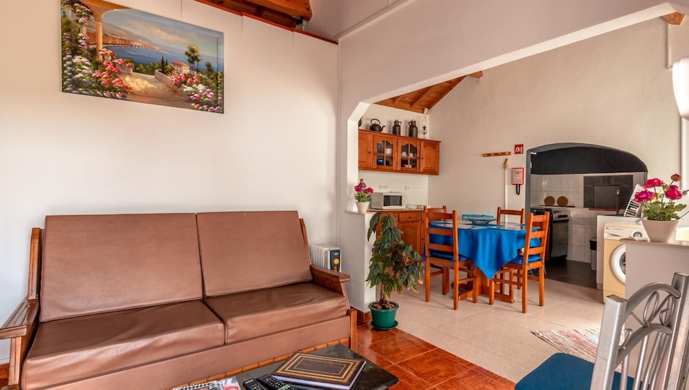 Casa do Tio Jos in Doze Ribeiras view 3