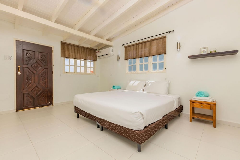 Sleeps 16 Palm Beach - 6BR Villa w Private Pool