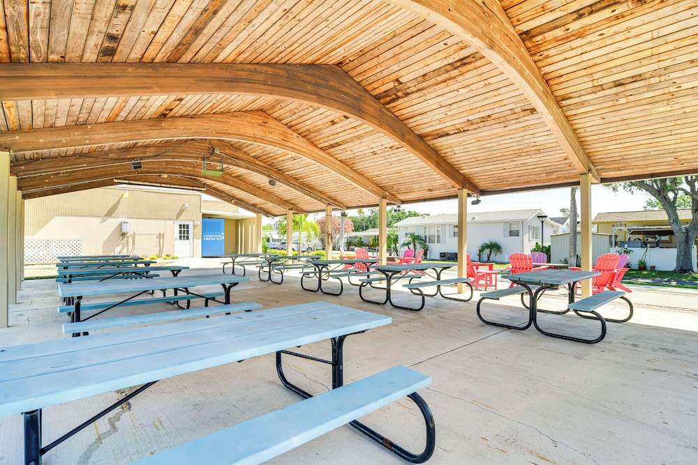 10 Mi to Beaches: Home w/ Pool Access in Largo!