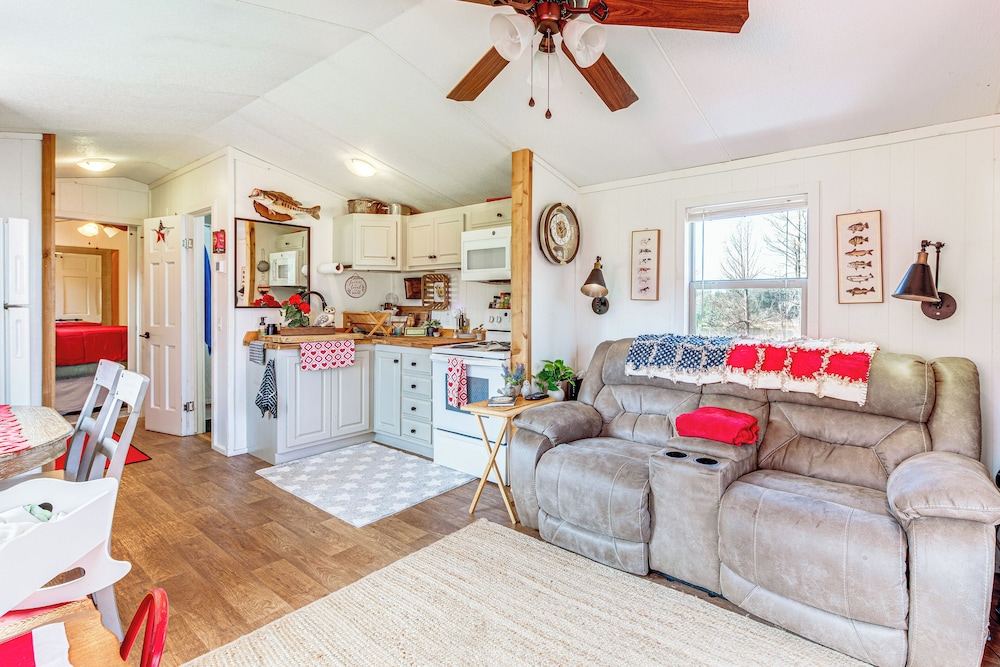 Lakefront Cabin in Brinson: Behind the Moon