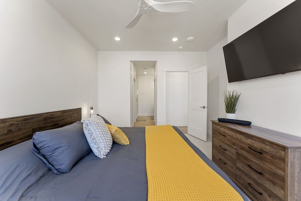 St. Gorgeous 3 Bedroom Condo