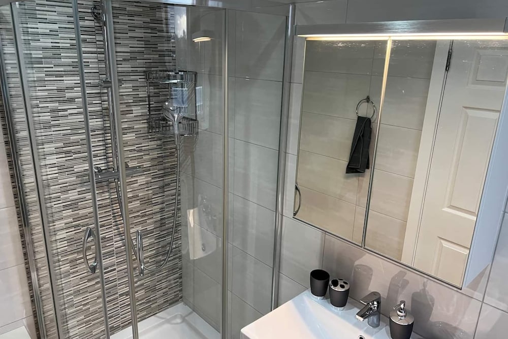Cosy 3 Bedroom Apartment Next to the Emirates