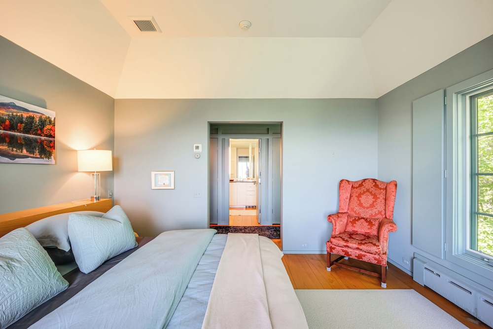 Group-friendly Newbury Stunner: Home Gym, Hot Tub!